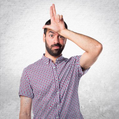 Aptal tabelayı yapan yakışıklı erkek