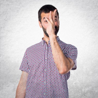 Bir şaka yapan yakışıklı erkek