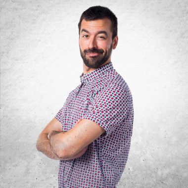 yakışıklı adam kollarını ile geçti