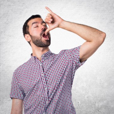 Sarhoş bir jest yapan yakışıklı erkek