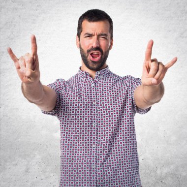 Yakışıklı adam boynuz jest yapma