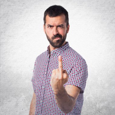 Yakışıklı adam boynuz jest yapma