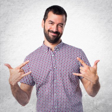 Yakışıklı adam boynuz jest yapma