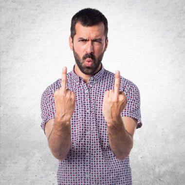 Yakışıklı adam boynuz jest yapma