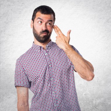 Yakışıklı adam intihar jest yapma