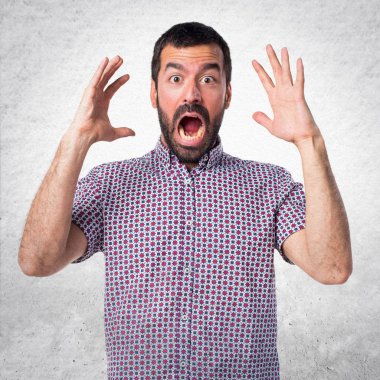 Yakışıklı adam izole beyaz zemin üzerine