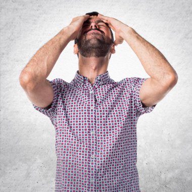 Yakışıklı adam izole beyaz zemin üzerine