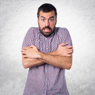 Yakışıklı adam izole beyaz zemin üzerine