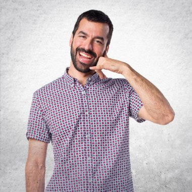 Yakışıklı adam telefon jest yapma