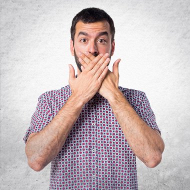 yakışıklı adam ağzını kapsayan