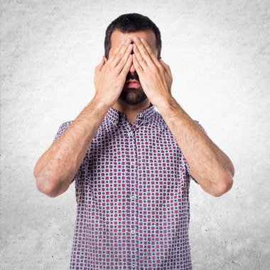 Yakışıklı adam gözlerini kapsayan