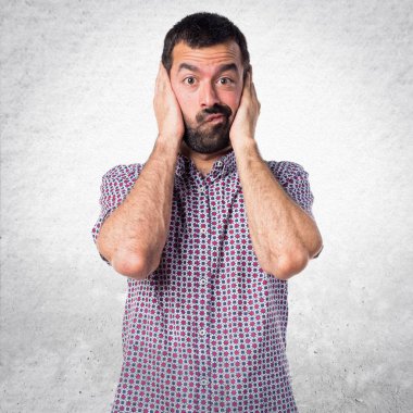 yakışıklı bir adam kulaklarını kapsayan