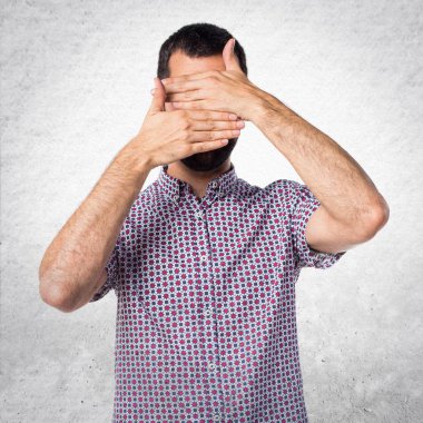 Yakışıklı adam yüzünü kapsayan