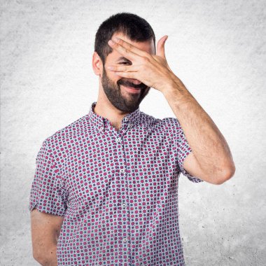 Yakışıklı adam yüzünü kapsayan