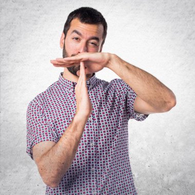 Yakışıklı adam saat hareketi yapma