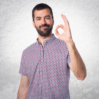 Yakışıklı adam ok işareti yapmak