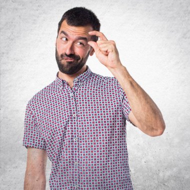 Küçük işareti yapan yakışıklı erkek