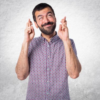 Yakışıklı adam parmaklarıyla geçiş