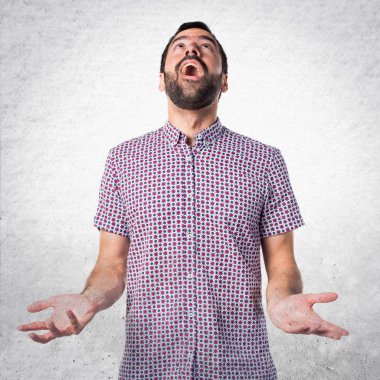 Yakışıklı adam izole beyaz zemin üzerine