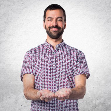 Yakışıklı adam bir şey tutan