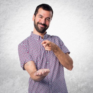 Yakışıklı adam bir şey tutan