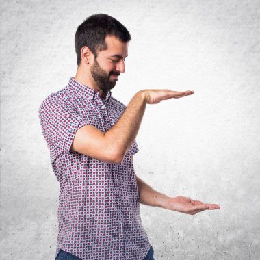 Yakışıklı adam bir şey tutan