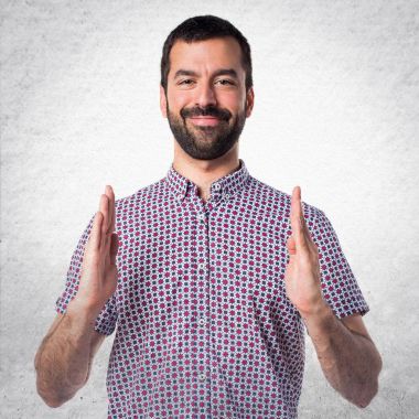 Yakışıklı adam bir şey tutan