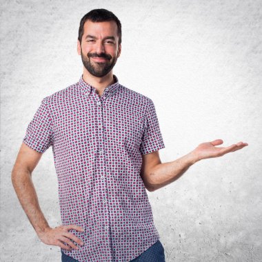 Yakışıklı adam bir şey tutan