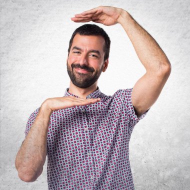 Yakışıklı adam bir şey tutan