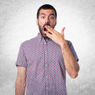 Sürpriz bir jest yapan yakışıklı erkek