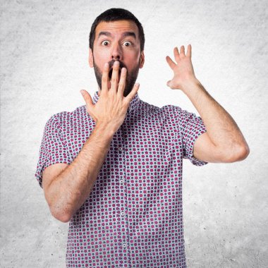 Sürpriz bir jest yapan yakışıklı erkek