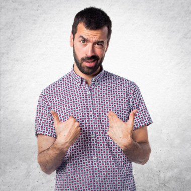 Sürpriz bir jest yapan yakışıklı erkek