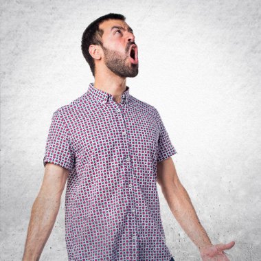 Yakışıklı adam izole beyaz zemin üzerine