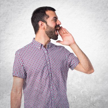 Yakışıklı adam izole beyaz zemin üzerine