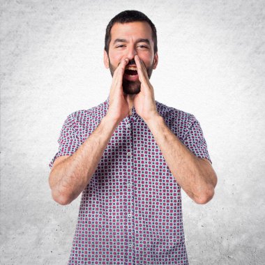 Yakışıklı adam izole beyaz zemin üzerine