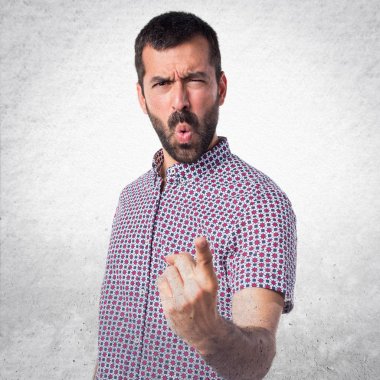 Yakışıklı adam izole beyaz zemin üzerine