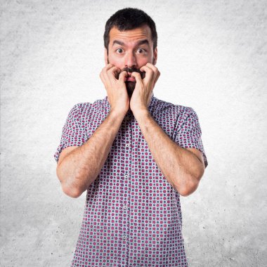 Yakışıklı adam izole beyaz zemin üzerine