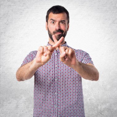 Hiçbir hareketi yapan yakışıklı erkek