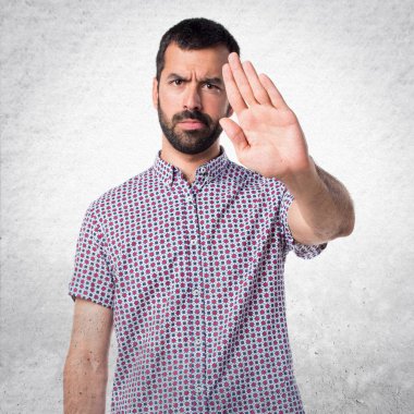 yakışıklı bir adam yapma dur işareti