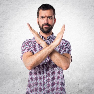 Hiçbir hareketi yapan yakışıklı erkek