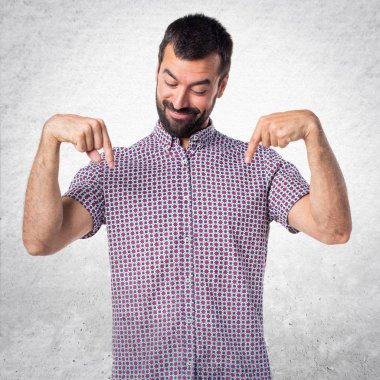 yakışıklı adam aşağı dönük