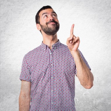 yakışıklı adam yukarı dönük