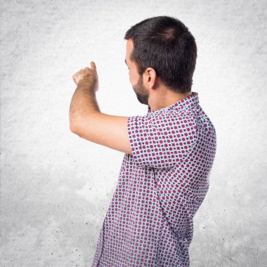 Yakışıklı adam işaret arka