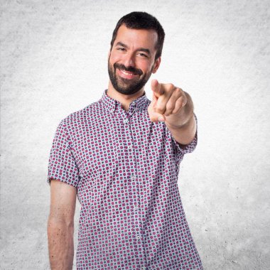 Yakışıklı adam önüne işaret