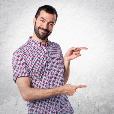 Yakışıklı adam lateral için işaret