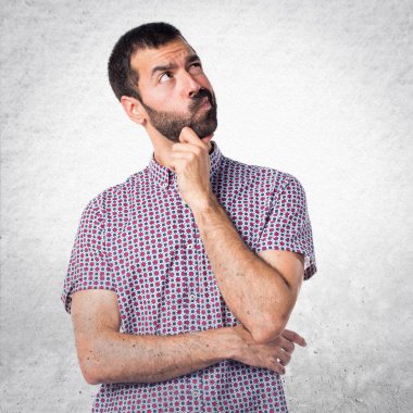 Yakışıklı adam izole beyaz zemin üzerine