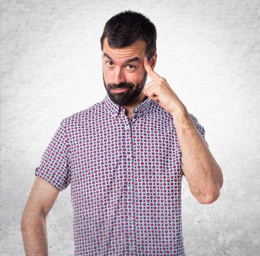 Yakışıklı adam izole beyaz zemin üzerine