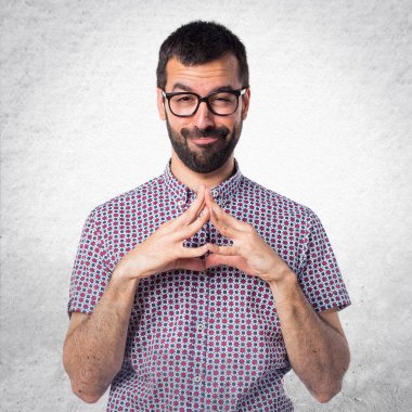 Düşünme gözlüklü adam