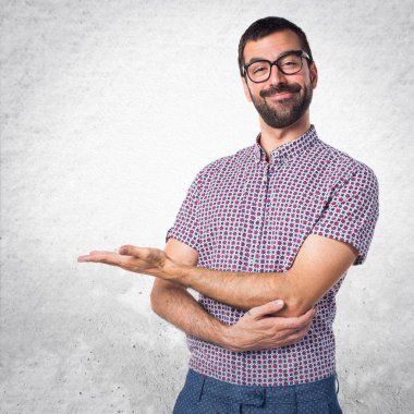 Bir şey sunmak gözlüklü adam