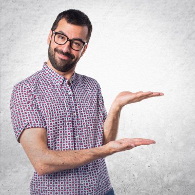 Bir şey sunmak gözlüklü adam